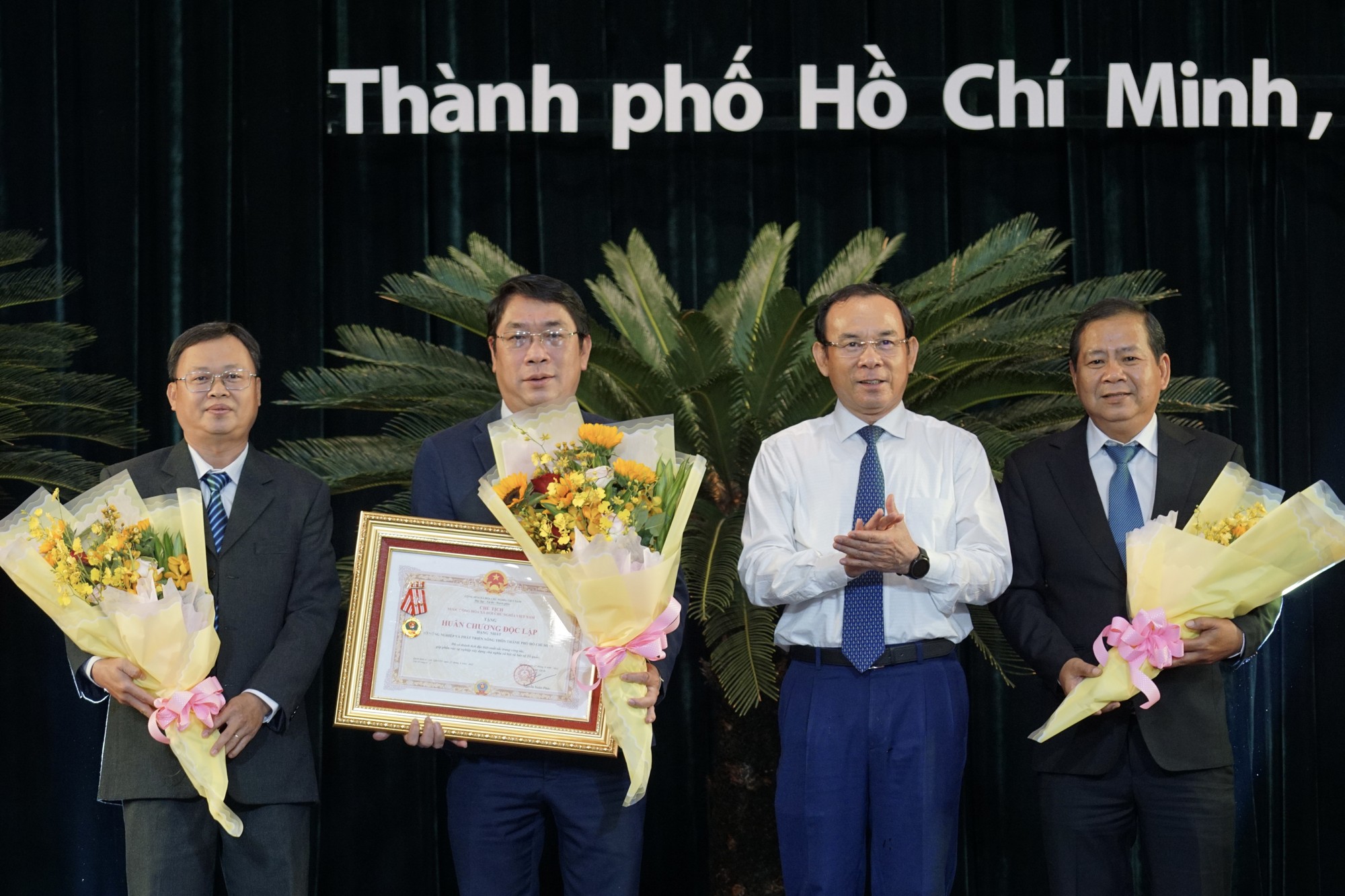 Bí thư Thành ủy Nguyễn Văn Nên trao Huân chương Độc lập hạng Nhất cho Sở Nông nghiệp và Phát triển nông thôn TP. Hồ Chí Minh (Ảnh: Hoàng Hùng).